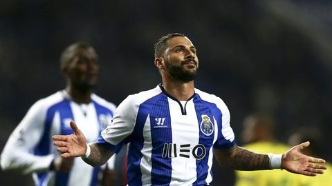 Goleada portista com toque de magia de Quaresma