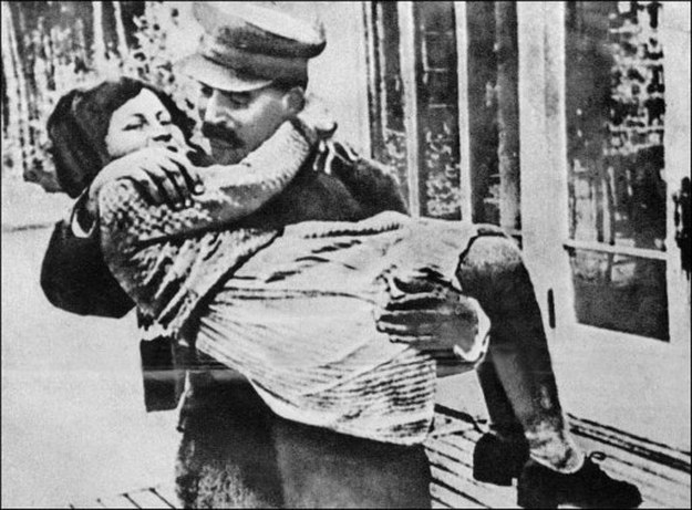Josef Stalin com Svetlana nos braços, numa fotografia com data e localização desconhecidas 