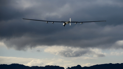 Uma volta ao mundo sem gastar uma gota de combustível? Sim, num avião solar