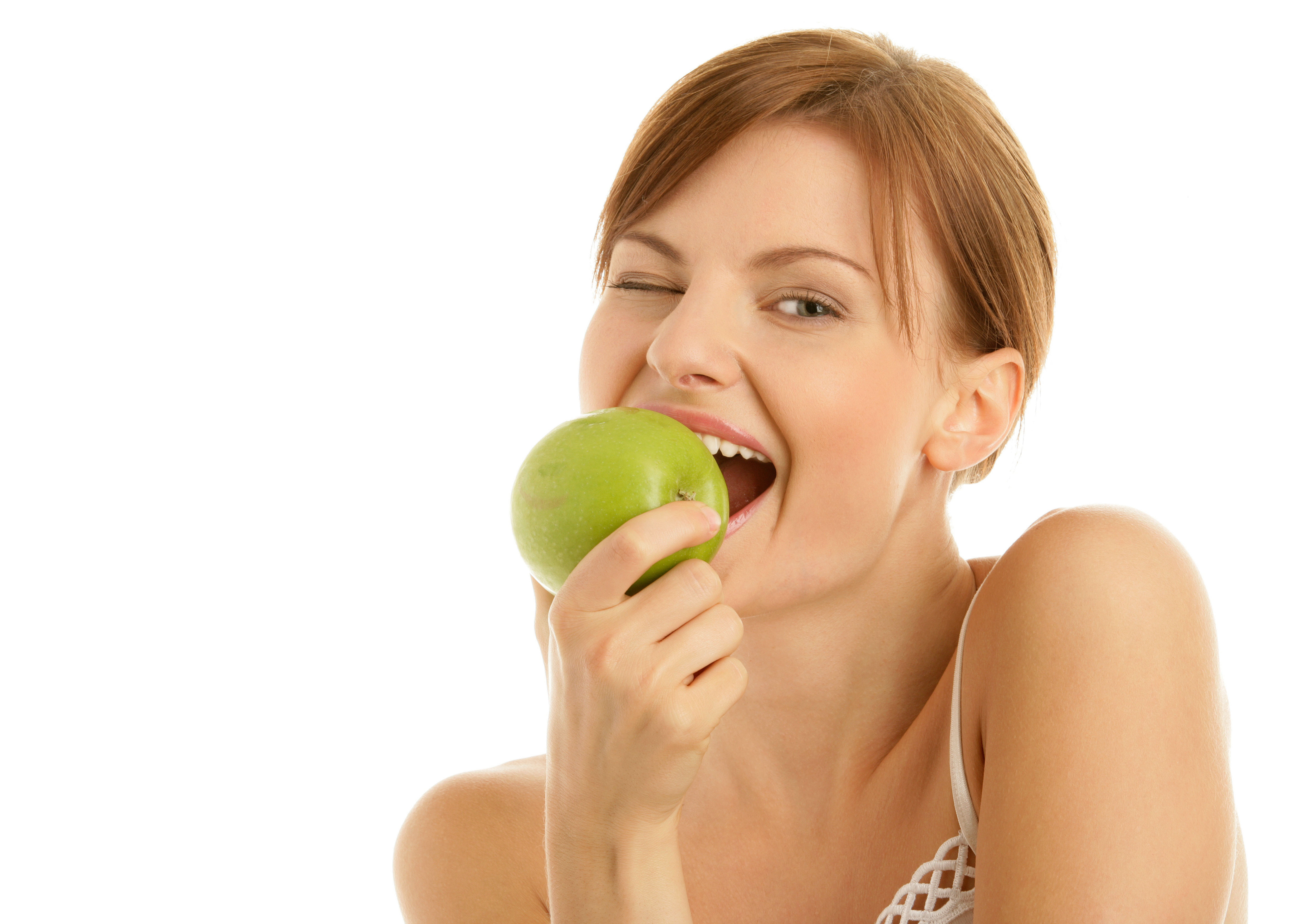 Яблоко едят до еды или после. Женщина ест яблоко. Девушка кушает яблоко. Девушка с зеленым яблоком. Девушка с зеленым яблоком в руке.